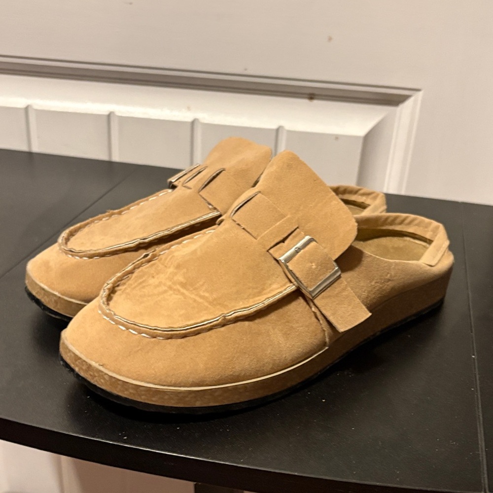 WoMen's Tan Suede Loafers